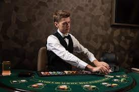 Tampilan meja Teen Patti live-dealer slot97 dengan dealer dan pemain lain